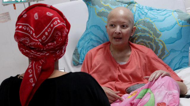 Ria Irawan mengunjungi Yana Zein. (Foto: Fanny Kusumawardhay/kumparan)