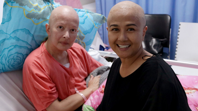 Ria Irawan berfoto bersama Yana Zein. (Foto: Fanny Kusumwardhani/kumparan)