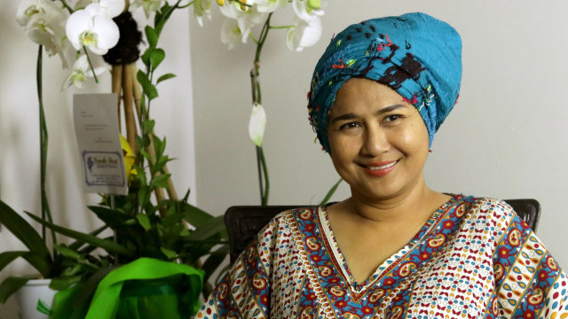 Ria Irawan tersenyum walau sedang melawan kanker. Foto: Fanny Kusumawardhani/kumparan