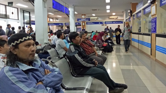 Antrian pembayaran STNK di kantor Samsat. Foto: Aprilandika Pratama/kumparan