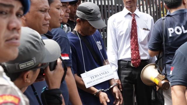 Ius Pane merekonstruksi pembunuhan Pulomas. (Foto: Fanny Kusumawardhani/kumparan)
