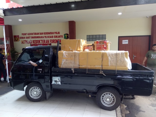 Sebuah mobil pick-up membawa bukti narkoba. (Foto: Aria Pradana)