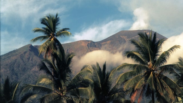 Gunung Gamalama sering erupsi. (Foto: Wikimedia commons/Rolf Cosar)