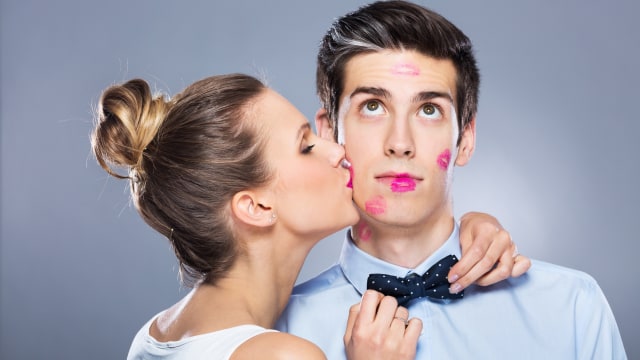 Ciuman bisa mengeluarkan banyak zat dalam tubuh. (Foto: Thinkstock/PIKSEL)