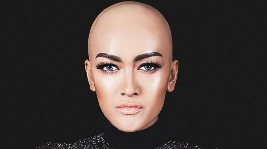 Jupe dengan gaya barunya. (Foto: Instagram @juliaperrezz)