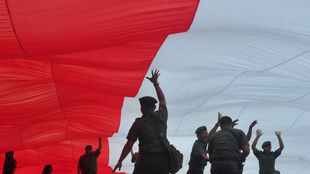 Jajaran Kodam II Sriwijaya bentangkan merah putih. (Foto: ANTARA/Feny Selly)