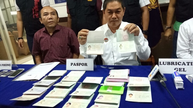 Barang bukti penangkapan PSK China. (Foto: Aldis Tannos/kumparan)