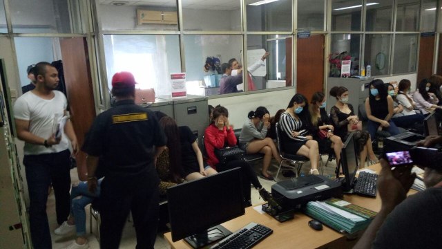 PSK asing ditangkap petugas imigrasi (Foto: Aldis Tannos/kumparan)