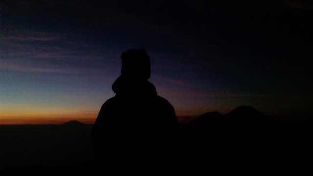 Momen menjelang sunrise di Gunung Prau (Foto: Muhammad Abdurrasyid)