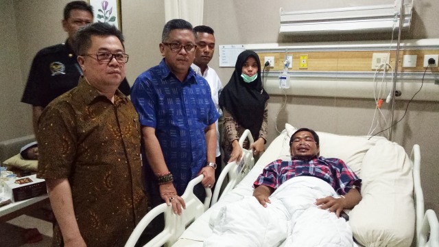 Sekjen PDI-P Hasto Kristianto menjenguk  Widodo (Foto: Nikolaus Harbowo/kumparan)