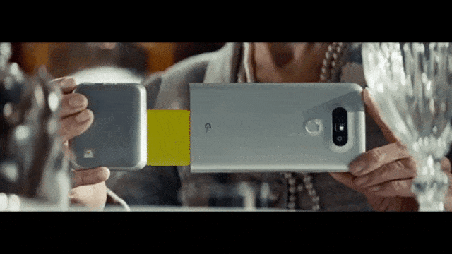 Grip kamera dipasang pada ponsel LG G5. (Foto: LG via YouTube)
