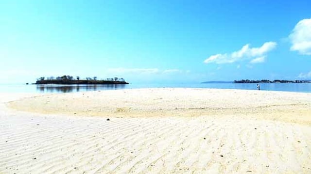 Pulau kecil tak berpenghuni di Tanjung Luar, NTB. (Foto: Wikimedia commons/Herman sopian)