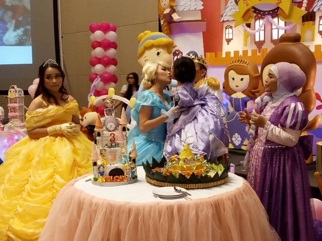 Ayu Ting Ting mencium putri kecilnya, Bilqis (Foto: Yurika Kencana/kumparan)