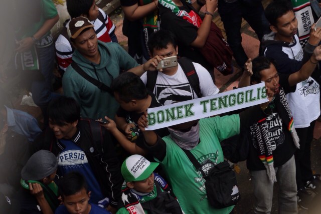 Bonek berkumpul di GOR Pajajaran Bandung. (Foto: Fanny Kusumawardhani/kumparan)