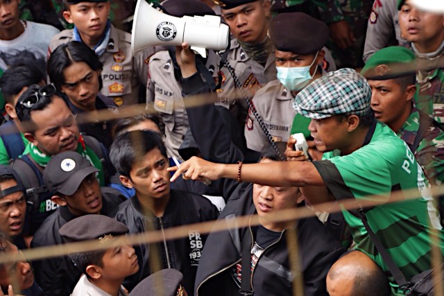 Bonek dan petugas kemananan bersiaga. (Foto: Fanny Kusumawardhani/kumparan)