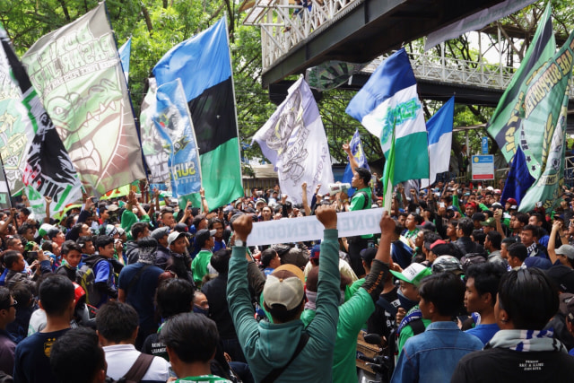 GOR Pajajaran di dominasi warna kebanggaan Bonek. (Foto: Fanny Kusumawardhani/kumparan)