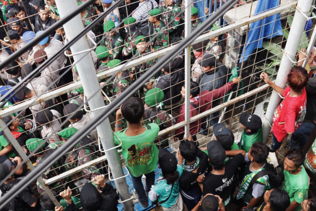 Bonek dan TNI padati GOR Pajajaran Bandung. (Foto: Fanny Kusumawardhani/kumparan)