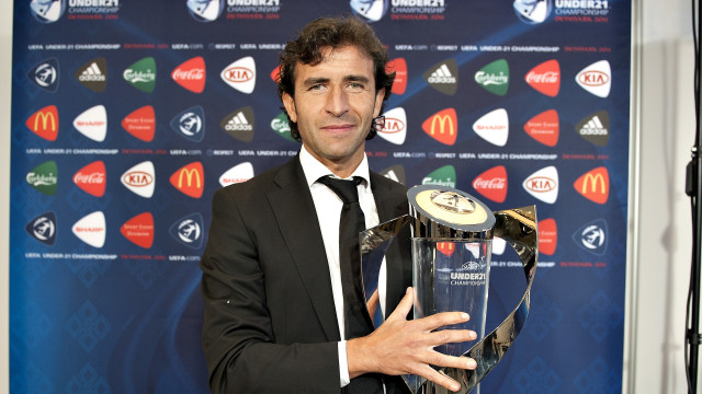 Luis Milla bersama trofi Piala Eropa U-21. Foto: Getty Images