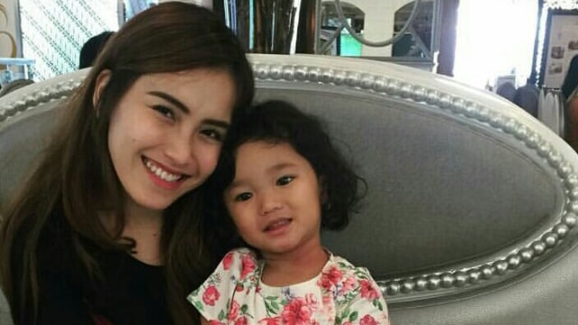Ayu Ting Ting dan anaknya. (Foto: Instagram @ayutingting92)
