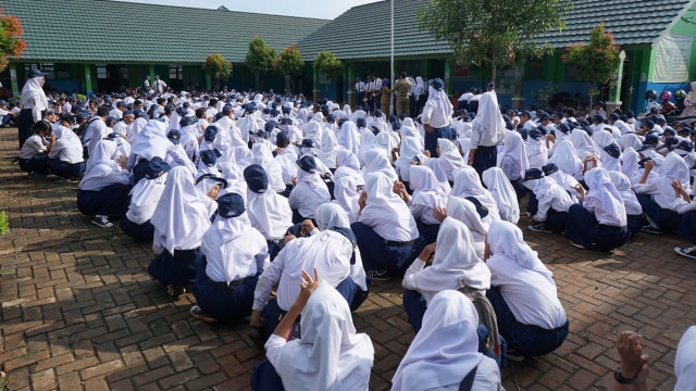 Pelajar SMPN 19 Tangsel di lapangan sekolah. (Foto: Aditia Noviansyah/kumparan)