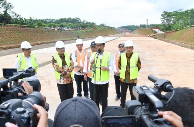 Jokowi berkunjung ke proyek tol Batang-Semarang. (Foto: Dok. Biro Pers Istana Kepresidenan)