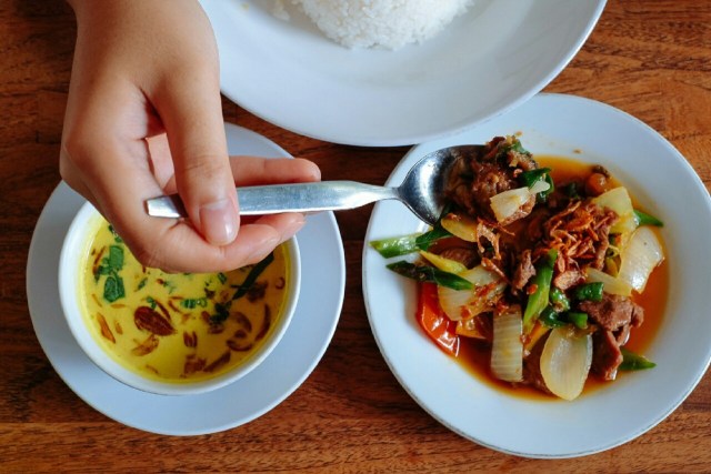 Sensasi Makan Soto yang Berbeda di Soto Ibu Rahayu (2)
