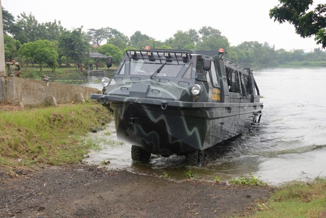 Kasrat X1 dapat melalui darat dan air. (Foto: Facebook/ Letkol Mar Citro Subono)