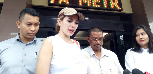 Nikita Mirzani dan kuasa hukum Fahmi Bachmid (Foto: Prabarini Kartika/kumparan)