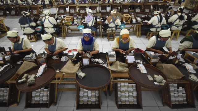 Pegawai pabrik rokok melakukan produksi manual. Foto: ANTARA/M Risyal Hidayat