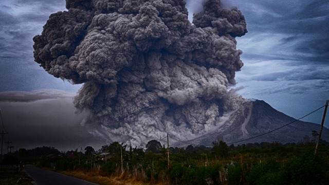Ilustrasi gunung meletus. Foto: Yosh Ginsu