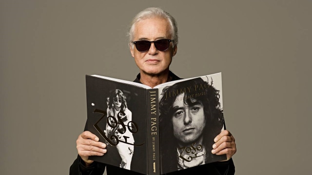 Jimmy Page dengan cover bukunya. (Foto: Facebook/ Jimmy Page )