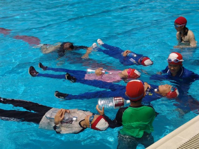 Siswa di Jepang latihan Uitemate (Foto: SOCIETY OF WATER RESCUE AND SURVIVAL RESEARCH)