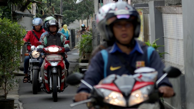 Pemotor lewat gang sempit (Foto: Fanny Kusumawardhani)