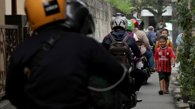 Anak-anak dan pemotor melintas di gang sempit Foto: Fanny Kusumawardhani/kumparan