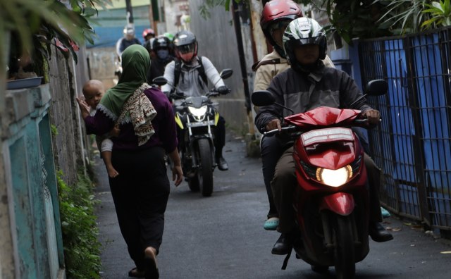 Seorang ibu berpapasan dengan pemotor di gang (Foto: Fanny Kusumawardhani/kumparan)
