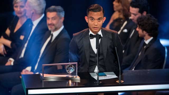 Faiz sedang meraih penghargaan FIFA Puskas Awards. (Foto: Getty Images)