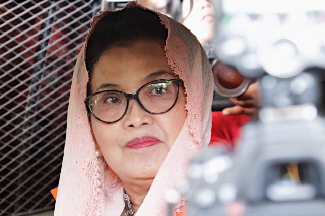 Siti Fadilah usai diperiksa KPK. (Foto: Fanny Kusumawardhani/kumparan)