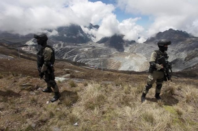 Aparat berjaga di lingkungan PT Freeport (Foto: Reuters)