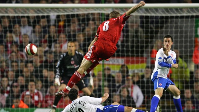 Gerrard menembak ke gawang Middlesbrough. (Foto: Getty images)