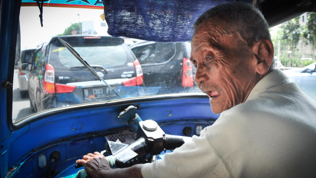 Engkong Sariah, pengemudi bajaj berusia 98 tahun. (Foto: Kevin Kurnianto/kumparan)