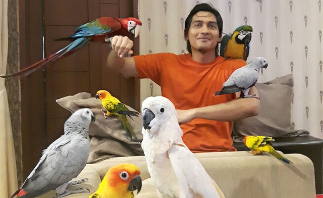 Lucky Hakim bersama burung-burung peliharaannya (Foto: Dok. pribadi Lucky Hakim)