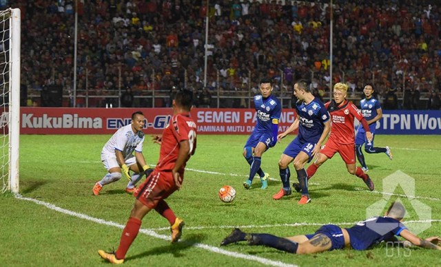 Aksi AK dalam laga kontra Semen Padang. (Foto: PT GTS/ISC A)