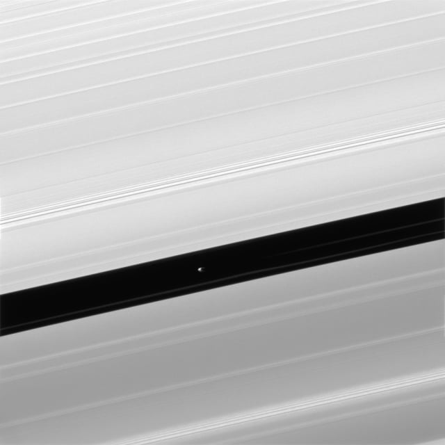 Efek yang dihasilkan gravitasi cincin Saturnus (Foto: NASA/JPL-Caltech/Space Science Institute)
