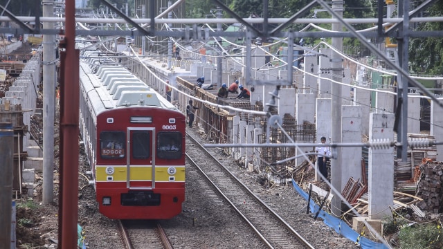 KRL melaju di area Stasiun Sudirman Baru (Foto: Muhammad Adimaja/antara foto)