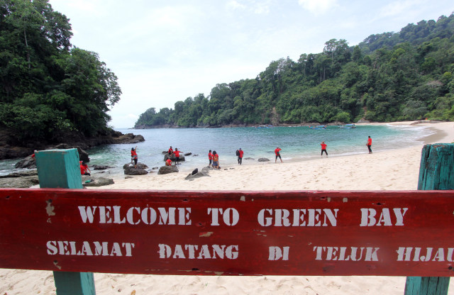 Pantai Teluk Hijau, Banyuwangi, Jawa Timur (Foto: Budi Candra Setya/Antara)