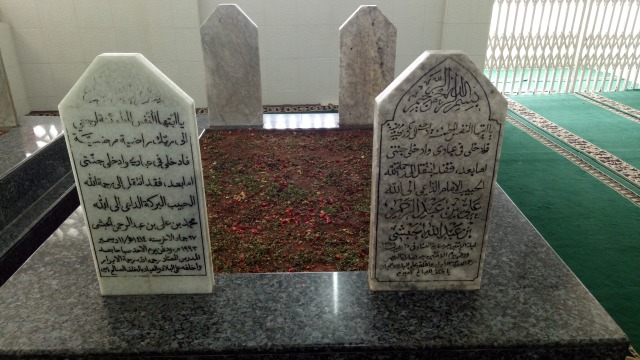 Tulisan berbahasa Arab di makam Habib Ali Kwitang. (Foto: Akbar Ramadhan/kumparan)