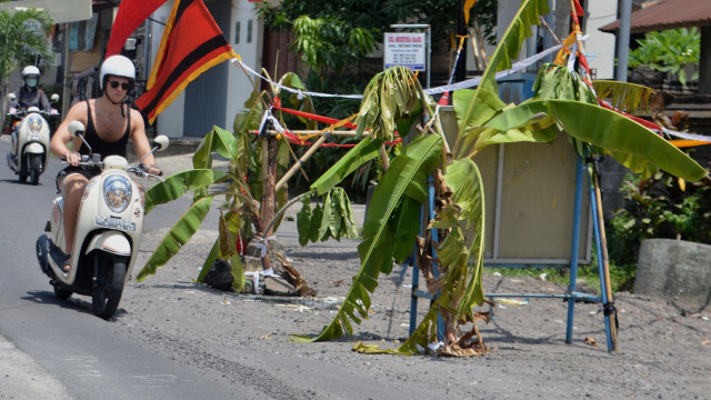 Jalan rusak di Canggu, Kab Badung, Bali (Foto: Fikri Yusuf/Antara)