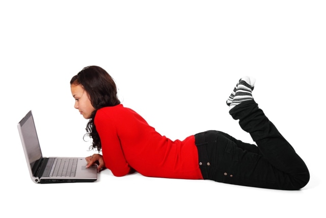 Ilustrasi mencari sesuatu di internet. (Foto: Pixabay)