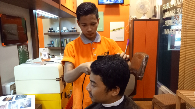 Ilustrasi cukur rambut. Foto: Ainul Qalbi/kumparan