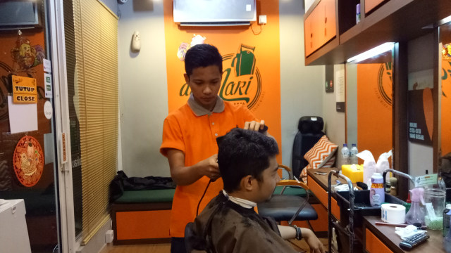 Proses pencukuran rambut di "Di Mari" (Foto: Ainul Qalbi/kumparan)